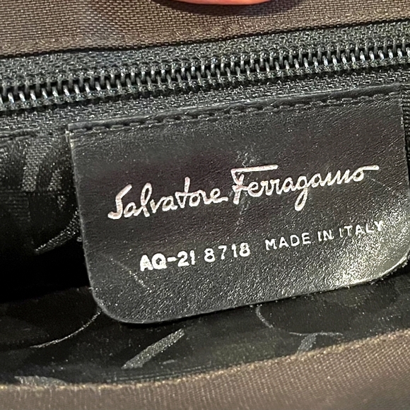 Luxurious Salvatore Ferragamo Vara Shoulder Bag in Dk Brown Nylon & Leat… - Picture 2 of 15